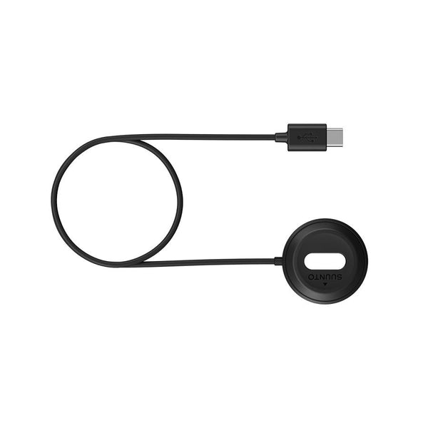 Et Suunto Run-opladerkabel fra Suunto, bestående af et sort USB-kabel og en rund opladningsplade med Suunto-logoet, der er designet til opladning af kompatible enheder, vises på en hvid baggrund.