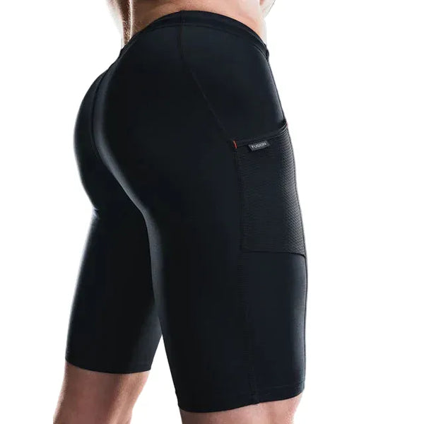 En person iført Fusion TEMPO! Run Tights, Unisex, Black er vist bagfra og fra siden, hvor pasformen og en lomme på højre lår fremhæves mod en almindelig hvid baggrund.