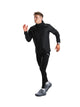 En mand iført en Fusion Tempo! Two løbejakke (herre, sort), sorte leggings, grå løbesko og et ur poserer, som om han løber. Han vender mod venstre og står foran en ensfarvet hvid baggrund.