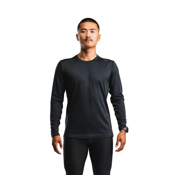 En mand iført en sort Fusion TEMPO! Two Run LS-trøje og sorte leggings.