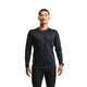 En mand iført en sort Fusion TEMPO! Two Run LS-trøje og sorte leggings.
