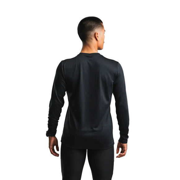 En mand set bagfra, iført en sort Fusion TEMPO! Two Run LS-trøje og sorte leggings.