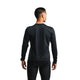 En mand set bagfra, iført en sort Fusion TEMPO! Two Run LS-trøje og sorte leggings.