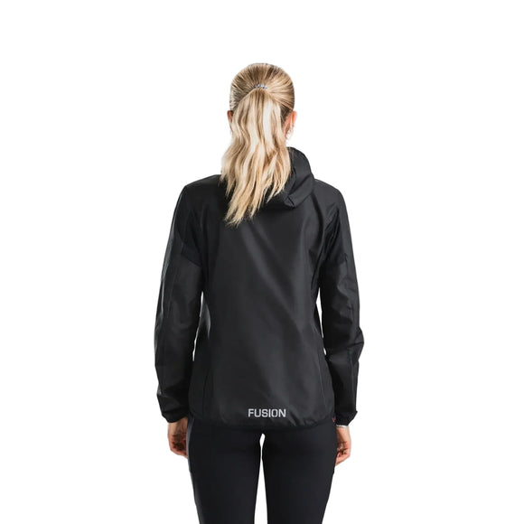Bagfra-billede af en kvinde iført en sort Fusion Tempo! Two Run-jakke til kvinder med hætte og reflekterende logo ved nederkanten.