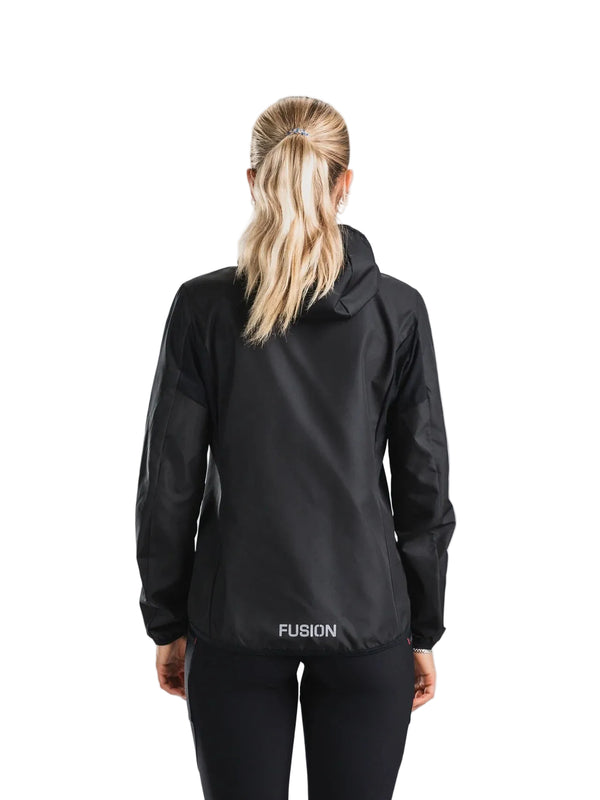 Bagfra-billede af en kvinde iført en sort Fusion Tempo! Two Run-jakke til kvinder med hætte og reflekterende logo ved nederkanten.