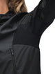 Nærbillede af armhulen på en sort Fusion Tempo! Two Run Jacket, Dame, der viser et kontrastfarvet indsnit under ærmet og en lomme med lynlås.