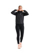 En kvinde iført en sort Fusion Tempo! Two Run-jakke (Dame), sorte leggings og ferskenfarvede sneakers.