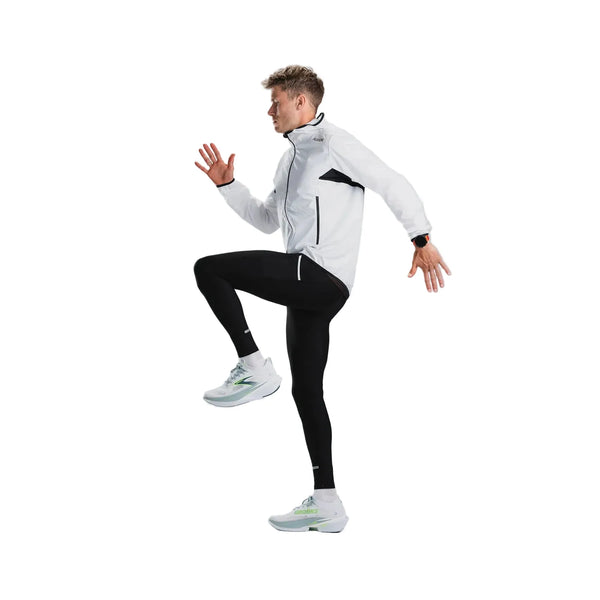 En mand, der løber iført en hvid Fusion Tempo! Two Run-jakke, Herre, og sorte løbetights.
