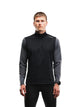En mand iført en sort og mørkegrå Fusion Tempo! Shield Zip, Herre, Dark Grey langærmet hybrid-løbetrøje med lynlås foran.