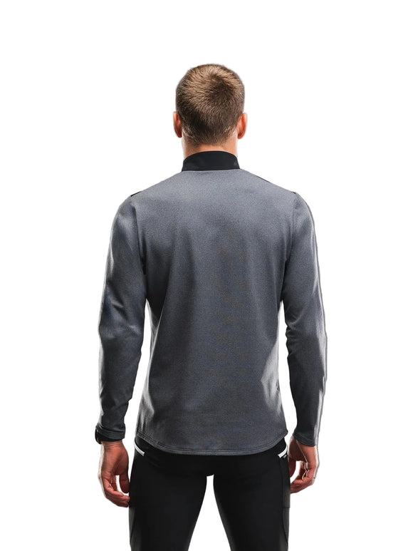 Bagfra-billede af en person, der bærer en mørkegrå Fusion Tempo! Shield Zip, Herre – en langærmet hybrid-løbetrøje med høj krave og lynlås foran.