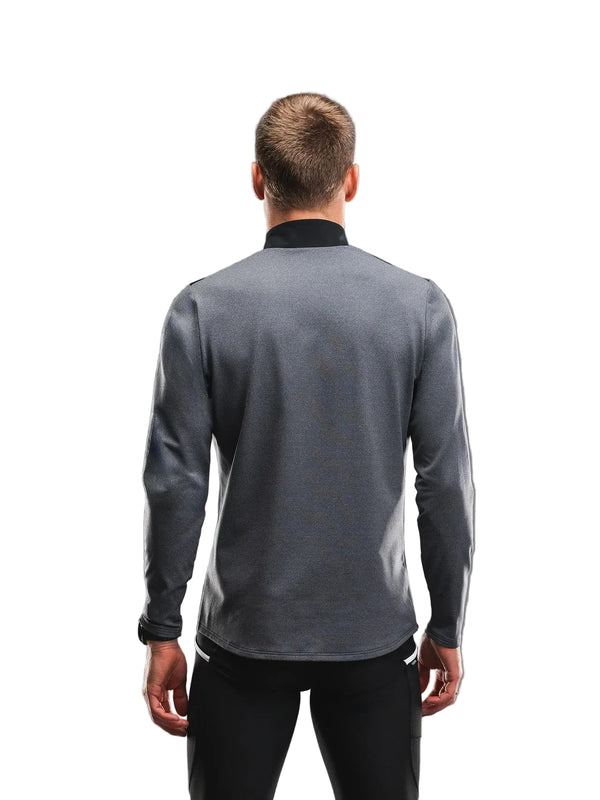 Bagfra-billede af en person, der bærer en mørkegrå Fusion Tempo! Shield Zip, Herre – en langærmet hybrid-løbetrøje med høj krave og lynlås foran.