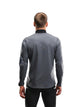 Bagfra-billede af en person, der bærer en mørkegrå Fusion Tempo! Shield Zip, Herre – en langærmet hybrid-løbetrøje med høj krave og lynlås foran.