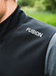 Mørkegrå, vindtæt Fusion Tempo! Shield Zip, herre-løbejakke med ordet FUSION trykt på brystet.