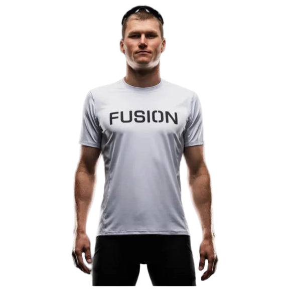 En person kigger fremad i en hvid Fusion TEMPO! T-shirt, Herre, med fed sort FUSION-bogstav og mørke bukser - perfekt herre-løbeudstyr til tempoløb. Hvid baggrund.