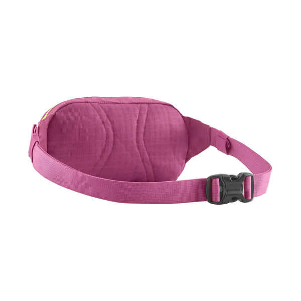 Patagonia Terravia Mini Hip Pack, Unisex, i Faded Magenta har slidstærkt stof, et plastikspænde og en justerbar rem - vist bagfra for at fremhæve syninger og tekstur. Ideel til kompakt opbevaring på farten.