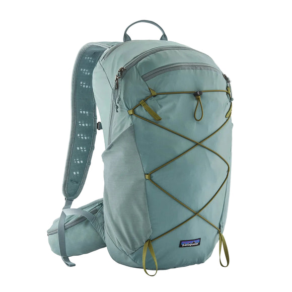 Patagonia Terravia Pack 22L, Unisex, i Blue Sage har en lynlåslomme øverst, grøn bungee cord-detalje på forsiden, sidelommer, polstrede skulderstropper og et lille stoflogo nær bunden.