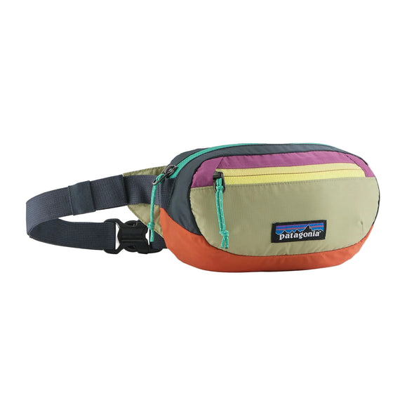 Patagonia Terravia Mini Hip Pack, Unisex, Patchwork: Gumtree Green har et farverigt design med grå strop, gul forlomme, grøn lynlås, lilla og grå top og orange bund. Fremstillet af genanvendt ripstop-nylon.