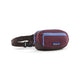 En Patagonia Terravia Mini Hip Pack i farvekombinationen Berry Fig har en blå lynlås, en justerbar rem og det karakteristiske Patagonia-logo på forsiden. Denne unisex-bæltetaske kan også bæres som en skuldertaske og er her afbilledet i en let vinkel på en hvid baggrund.