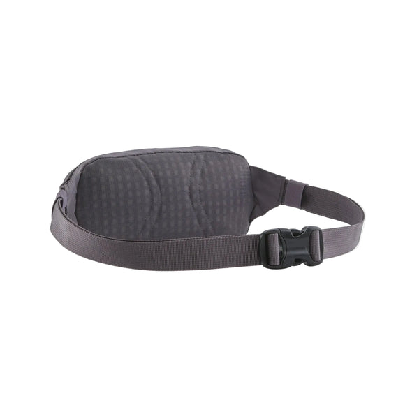 En Patagonia Terravia Mini Hip Pack i forvitret stenlook, designet til både mænd og kvinder og fremstillet af genanvendt nylon med et struktureret mønster, med en justerbar rem og en plastikspænde, vist på en ensfarvet hvid baggrund.