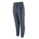 Patagonia Terrebonne Joggers til kvinder i Smolder Blue har elastisk linning, justerbar løbegang, sidelommer med lynlås og manchetter ved anklerne, vist på en almindelig hvid baggrund.