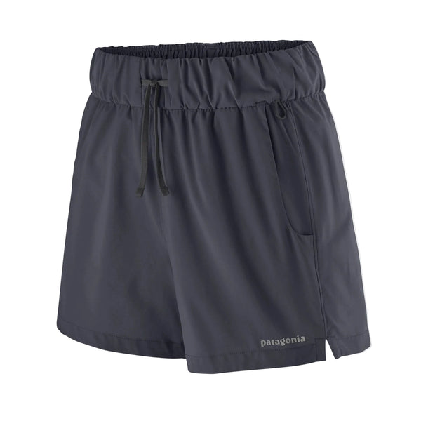 Patagonia Terrebonne Shorts til kvinder i Smolder Blue har elastisk linning, justerbar snøre, sidelommer og et lille logo - perfekte, alsidige shorts til aktive dage.