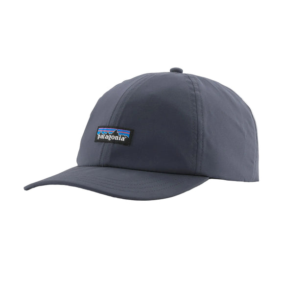 En smolderblå Patagonia Terrebonne-kasket, en unisex-kasket i letvægtsmateriale med buet skygge og et lille rektangulært Patagonia-logo på frontpanelet, fotograferet på hvid baggrund.
