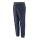 Et par Patagonia Terrebonne Joggers, herre, New Navy, med elastisk linning med snøre og elastiske bukseben. Disse lette bukser er fremstillet af genanvendt polyester og har et lille logo på venstre lår.