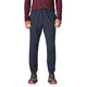 En person står med ansigtet vendt fremad og er iført en rødbrun langærmet skjorte, mørkeblå Patagonia Terrebonne Joggers, Herre (New Navy), fremstillet af genanvendt polyester, samt sorte og lyserøde trail-løbesko. Billedet er beskåret ved halsen, og personens ansigt ses ikke.