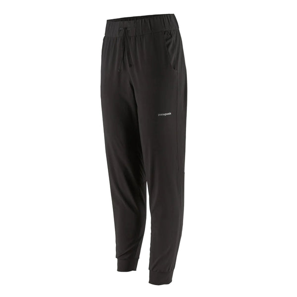 Patagonia Terrebonne Joggers, Dame, Sort – disse sorte jogger-inspirerede bukser har elastik i linningen, justerbar snøre, ribkanter ved anklerne og praktiske sidelommer. Det lette materiale gør dem ideelle som lette performancebukser, og der er et lille, diskret logo øverst på venstre lår. Inspireret af klassiske joggerstilarter som Patagonia Terrebonne Joggers er disse løbebukser til kvinder perfekte både til hverdagens komfort og aktiv brug.