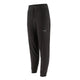 Patagonia Terrebonne Joggers, Dame, Sort – disse sorte jogger-inspirerede bukser har elastik i linningen, justerbar snøre, ribkanter ved anklerne og praktiske sidelommer. Det lette materiale gør dem ideelle som lette performancebukser, og der er et lille, diskret logo øverst på venstre lår. Inspireret af klassiske joggerstilarter som Patagonia Terrebonne Joggers er disse løbebukser til kvinder perfekte både til hverdagens komfort og aktiv brug.