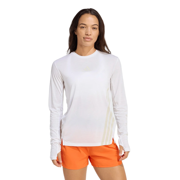 En person iført en hvid Adidas Terrex Xperior Climacool+ langærmet trøje med manchetter med tommelfingerhuller og orange shorts.