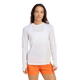 En person iført en hvid Adidas Terrex Xperior Climacool+ langærmet trøje med manchetter med tommelfingerhuller og orange shorts.