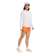 En person iført en Adidas Terrex Xperior Climacool+ langærmet trøje (dame), hvid, lysorange shorts, en visir og hvide løbesko til trail-løb.
