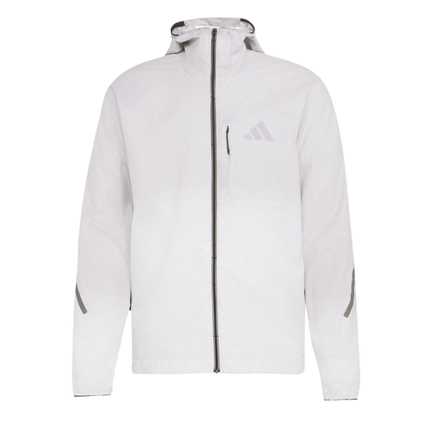 Et billede set forfra af Adidas Terrex Xperior Light Windweave-jakken til mænd i sort/hvid, med hætte og lynlås samt en lomme på venstre bryst og diskrete mørke detaljer på ærmerne og lommen. Adidas-logoet er tydeligt placeret på venstre bryst, hvilket gør denne jakke til en ideel vindjakke for trail-løbsentusiaster.