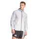 En mand står foran en ensfarvet hvid baggrund og kigger til højre. Han har en Adidas Terrex Xperior Light Windweave-jakke til mænd i farvekombinationen sort/hvid på og sorte sportsshorts med hvide striber.