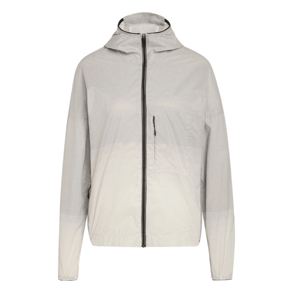 Adidas Terrex Xperior Light Windweave-jakken er en sort-hvid dam jakke med lynlås foran, lange ærmer og en lille brystlomme med lynlås, vist på en ensfarvet hvid baggrund.