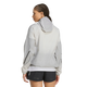 En person står med ryggen til og har en Terrex Xperior Light Windweave-jakke til kvinder fra Adidas på, i sort og hvidt, med lange ærmer, synlige sømme, mesh-detaljer og et elegant design. Personen har desuden sorte sportsshorts på foran en ensfarvet hvid baggrund.