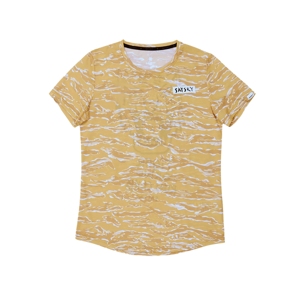 Tiger Combat T-Shirt, Dame, Yellow Camo fra Saysky er en kortærmet gul løbe t-shirt med et hvidt bølgemønster og et lille rektangulært Saysky-logo på venstre bryst, vist fladt på en almindelig hvid baggrund.