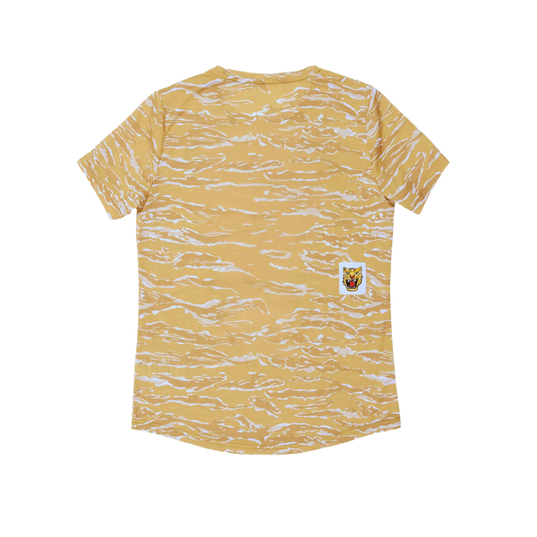 Saysky Tiger Combat T-Shirt, Dame, Yellow Camo er en kortærmet t-shirt med gule og hvide bølgestriber og et lille tigeransigt nederst til højre på ryggen. Skjorten er vist fladt på en hvid baggrund.