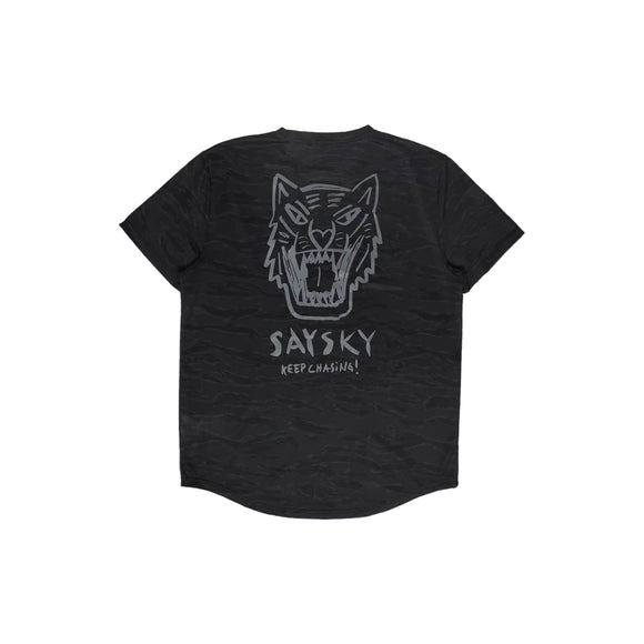 Tiger Combat T-shirt, herre, sort camouflage med et tigermotiv, teksten SAYSKY og sætningen KEEP CHASING! på ryggen.