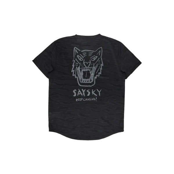 Tiger Combat T-shirt, herre, sort camouflage med et tigermotiv, teksten SAYSKY og sætningen KEEP CHASING! på ryggen.