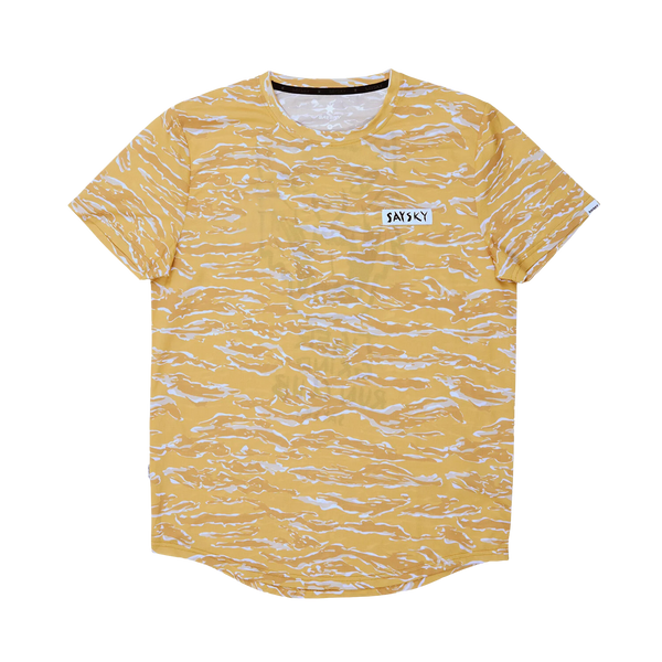 Saysky Tiger Combat T-Shirt til mænd i Yellow Camo har korte ærmer, et hvidt abstrakt mønster og et lille rektangulært SAYSKY-logo på venstre bryst. Denne stilfulde løbe t-shirt er vist fladt på en hvid baggrund.