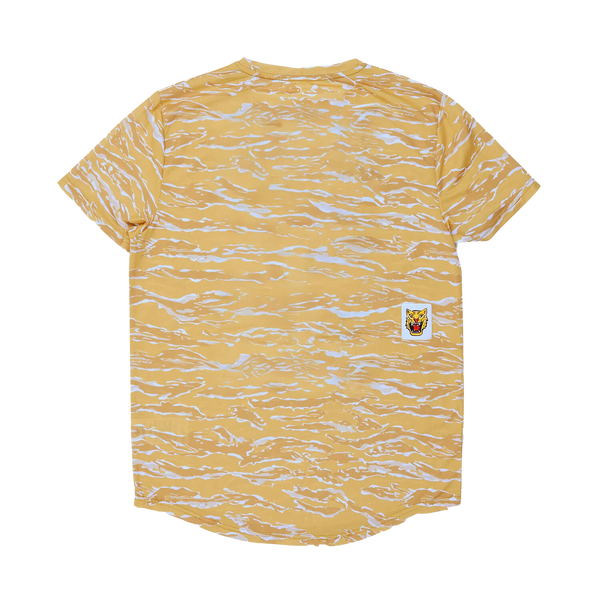 Saysky Tiger Combat T-Shirt, Herre, Yellow Camo har korte ærmer, et hvidt bølget mønster og et lille tigeransigt nederst på ryggen i højre side. Den er vist med ryggen til på en hvid baggrund.