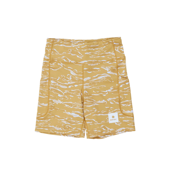 Saysky Tiger Combat+ Short Tights 7" til kvinder i Yellow Camo har et hvidt, abstrakt stribemønster, en elastisk linning og et SATISFY-solmærke. Shortsene vises fladt på en hvid baggrund.