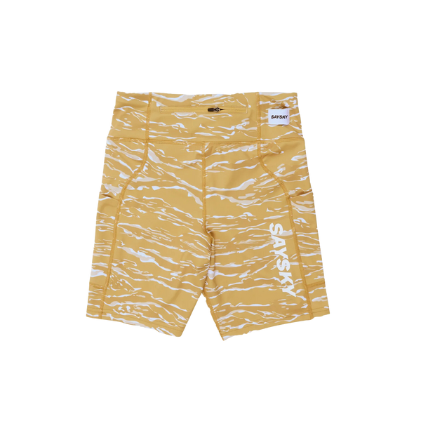 Saysky Tiger Combat+ Short Tights 7" til kvinder har et gult camo-design i genbrugspolyester, "SAYSKY" trykt i hvidt på venstre ben, en lille logopatch på linningen og en tætsiddende model - ideel som løbetights til damer.