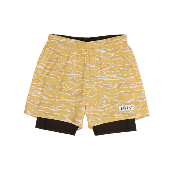 SAYSKY Tiger Pace 2 in 1 Shorts 5'' til mænd har et gult camo-mønster, sort inderfor, elastisk linning og et hvidt SAYSKY-mærke foran - perfekt til maratonløbere, der prioriterer komfort og stil.