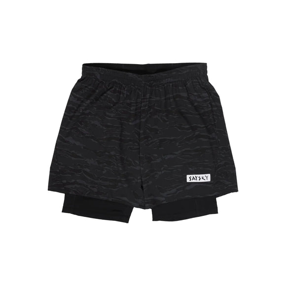 Saysky Tiger Pace 2-i-1-shorts 5′’, herre, sort camouflage har et mørkt camouflagemønster og et rektangulært logo-mærke på højre ben.