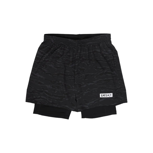 Saysky Tiger Pace 2-i-1-shorts 5′’, herre, sort camouflage har et mørkt camouflagemønster og et rektangulært logo-mærke på højre ben.