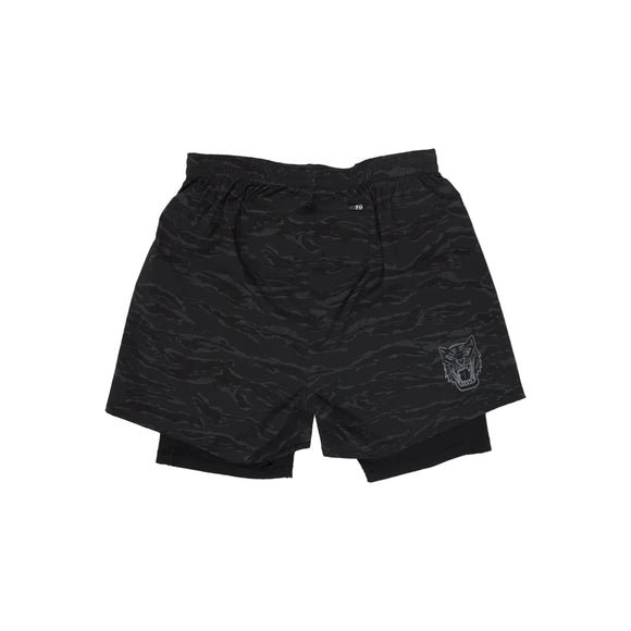 Saysky Tiger Pace 2-i-1-shorts 5′’, herre, sort camouflage: sorte 2-i-1-løbeshorts med et mørkt camouflagemønster og et lille tigerlogo på benet.
