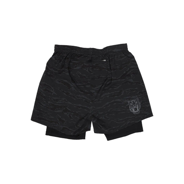 Saysky Tiger Pace 2-i-1-shorts 5′’, herre, sort camouflage: sorte 2-i-1-løbeshorts med et mørkt camouflagemønster og et lille tigerlogo på benet.